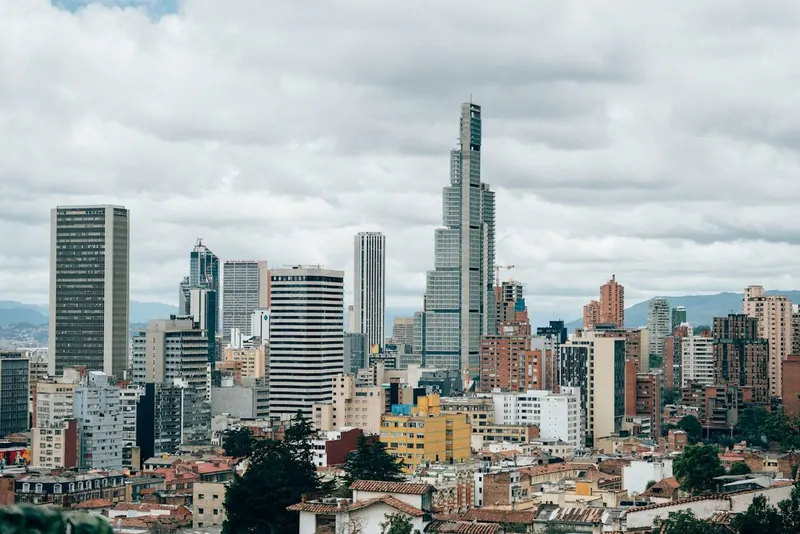 Edificios del centro de una ciudad colombiana